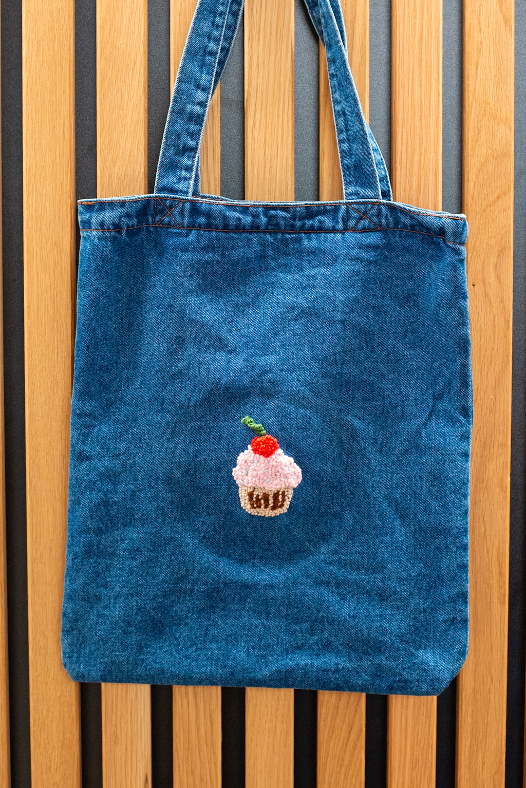 Straightcurls – kreativer Kindergeburtstag: Punch-Needle & Acryl-Jutetasche, ideal für die FFB-Emmering-Workshop-Dekoration.