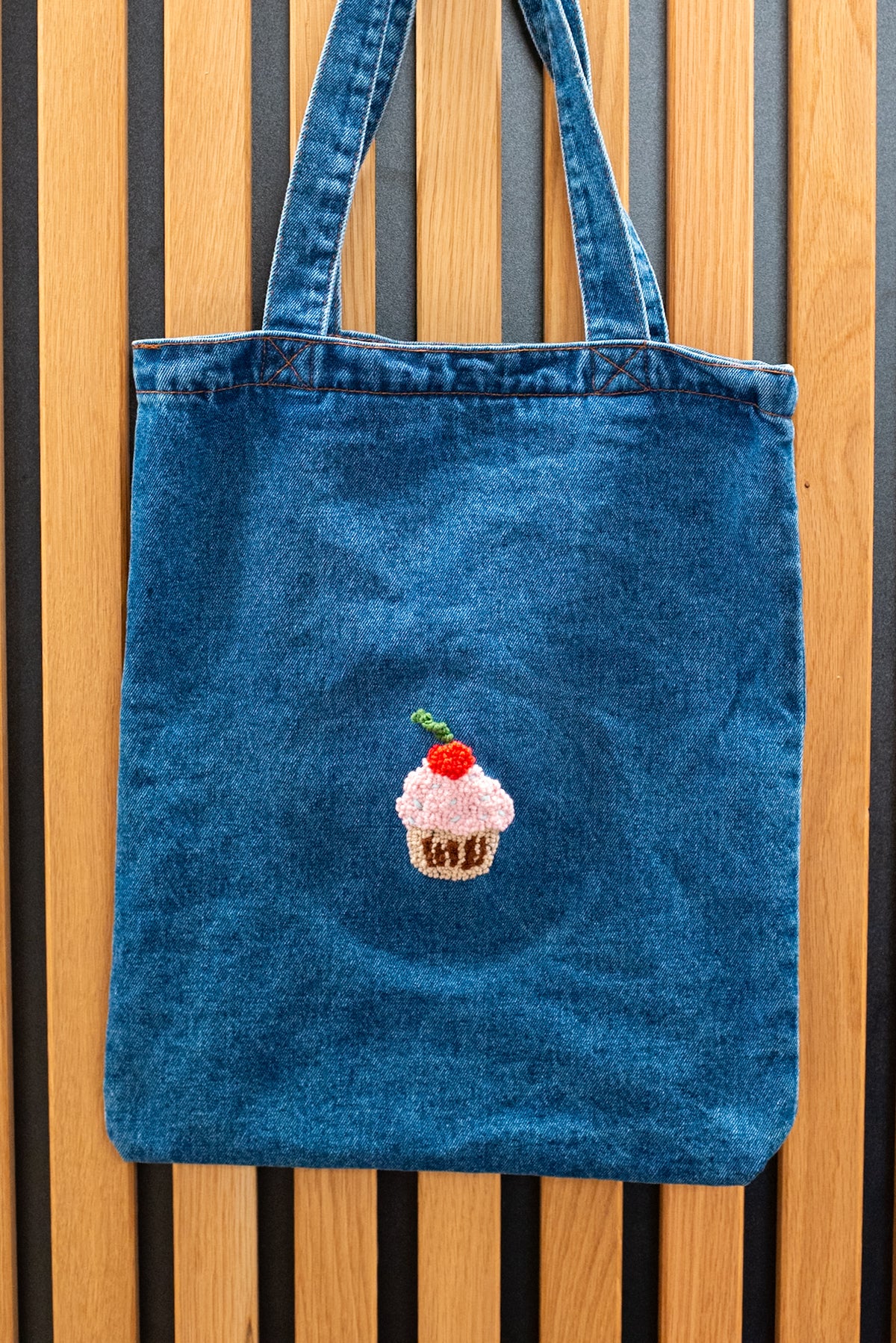 Straightcurls – kreativer Kindergeburtstag: Punch-Needle & Acryl-Jutetasche, ideal für die FFB-Emmering-Workshop-Dekoration.