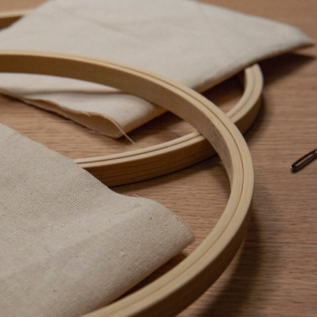 Zwei „Straightcurls“-Punch-Needle-Stickrahmen-Sets aus Bambus, 20 cm, mit Stoff und Stopfnadel auf Holz.