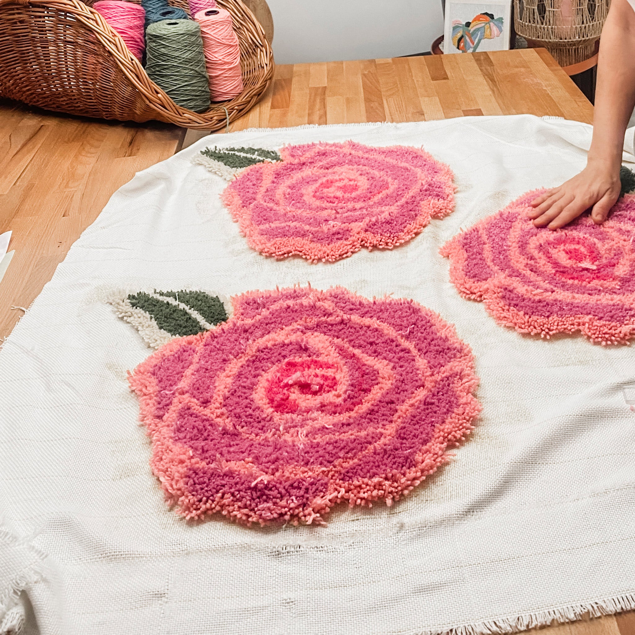 Drei große rosa und rote Rosen auf weißem Stoff getuftet, von Hand geglättet; perfekt für StraightCurls Tufting Workshop FFB Emmering.