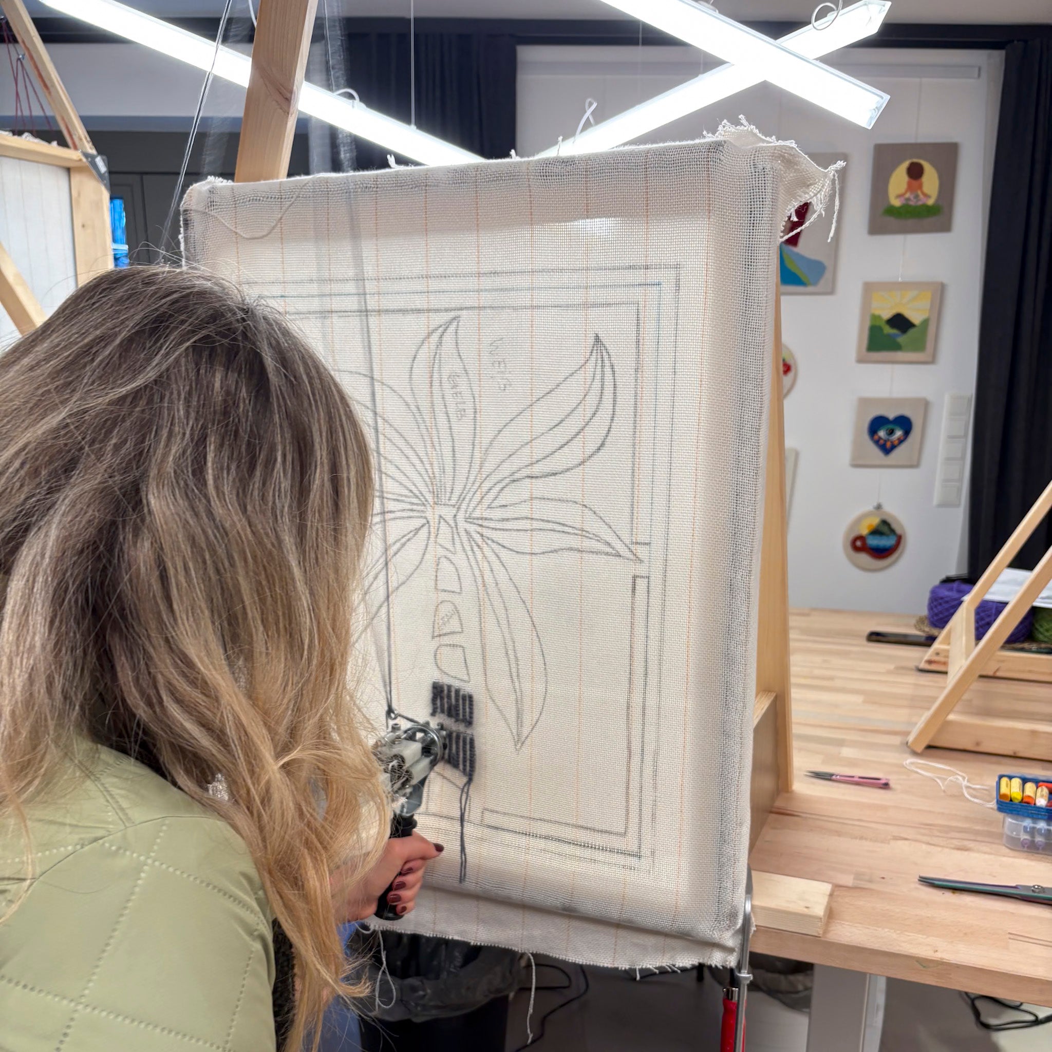 Beim StraightCurls Tufting Workshop FFB Emmering werden Blumenteppiche mit einer Tuftingpistole im Atelier hergestellt.