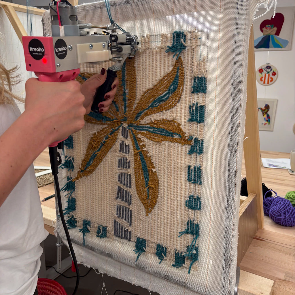Im Tufting-Workshop FFB Emmering von StraightCurls fertigen Sie einen Blumenteppich auf Holzleinwand an.