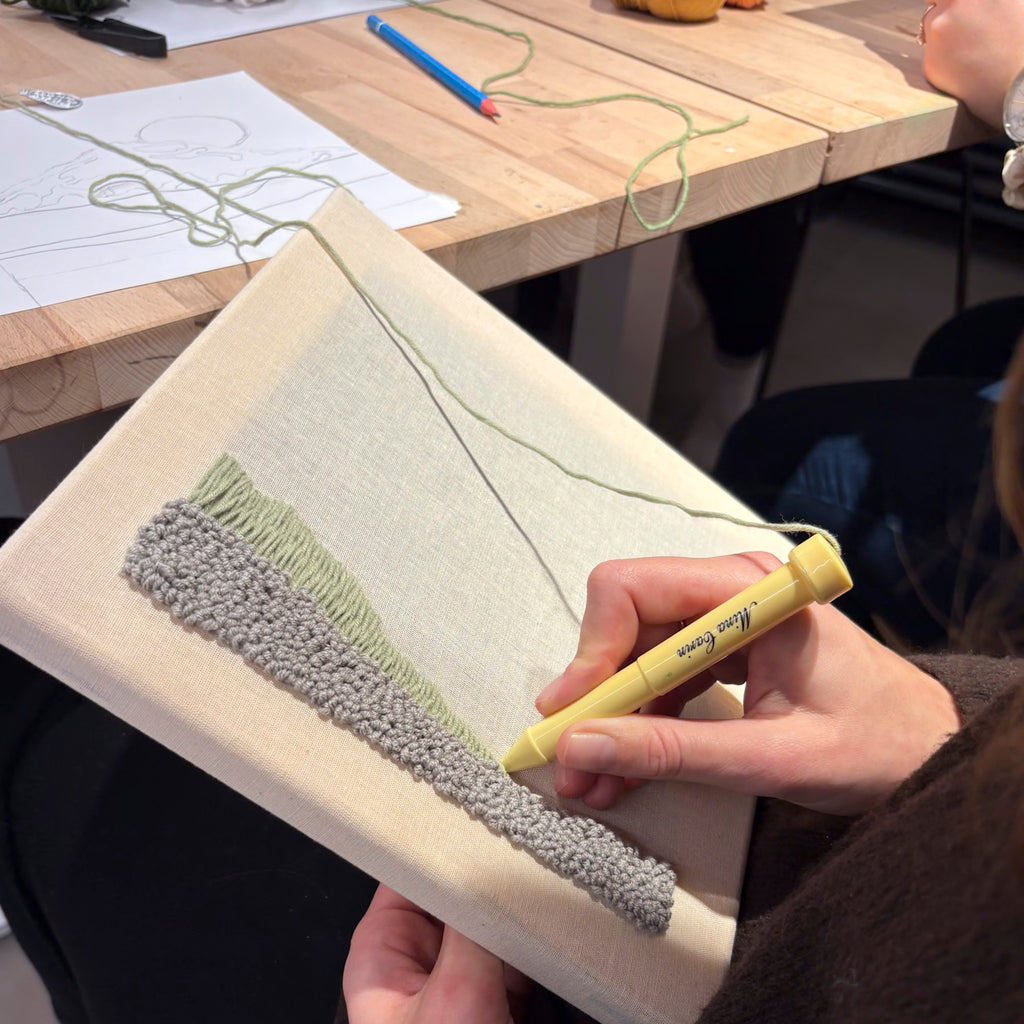 StraightCurls veranstaltet einen Punch Needle Workshop FFB Emmering, bei dem mit grünem Garn auf Leinwand strukturierte Stickereien entstehen.