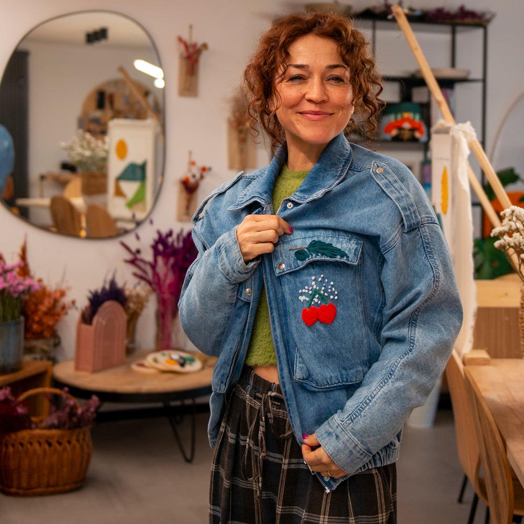 Hülya Pfisterer präsentiert im Atelier eine Jeansjacke mit individuellen Kirsch-Patches als modernes Clothing Upgrade. 