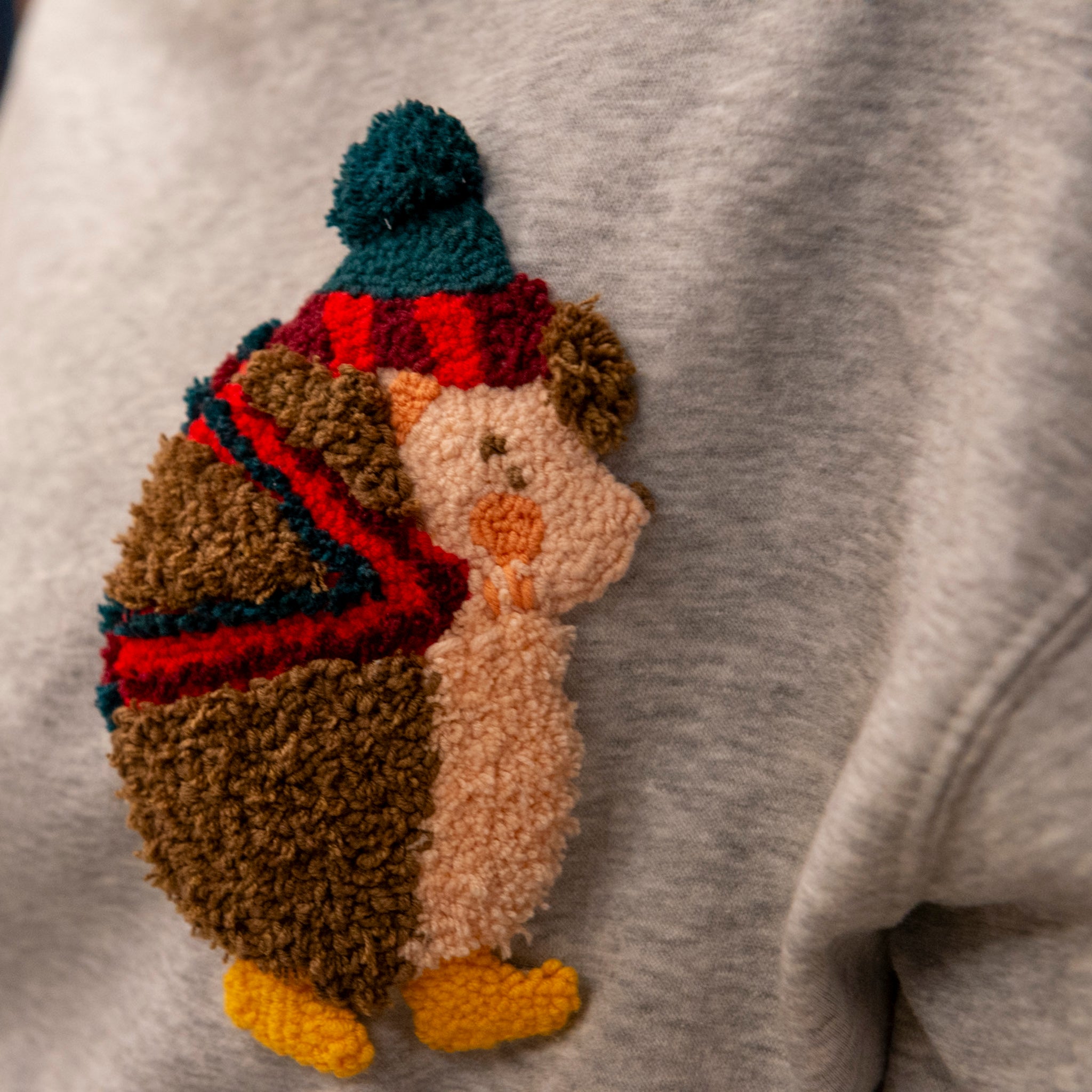 Makro-Aufnahme eines Igel-Patches aus hochwertiger Wolle, Fokus auf die weiche und dichte Textur.