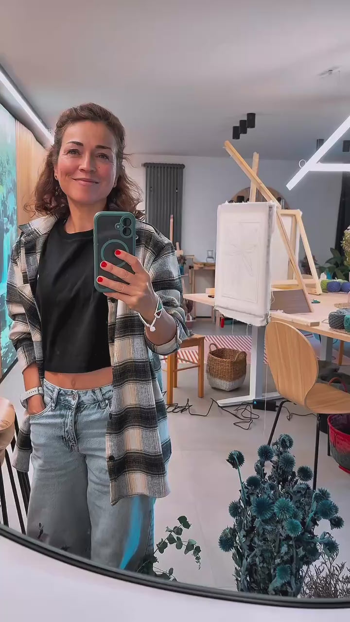 Detailiertes Video zum Ablauf eines Tufting Workshops bei StraightCurls im Atelier in FFB Emmering mit zwei Teilnehmern die einen abstrakten Palmen Teppich und einen Vorleger in Fischform tuften und zum Schluss rasieren.