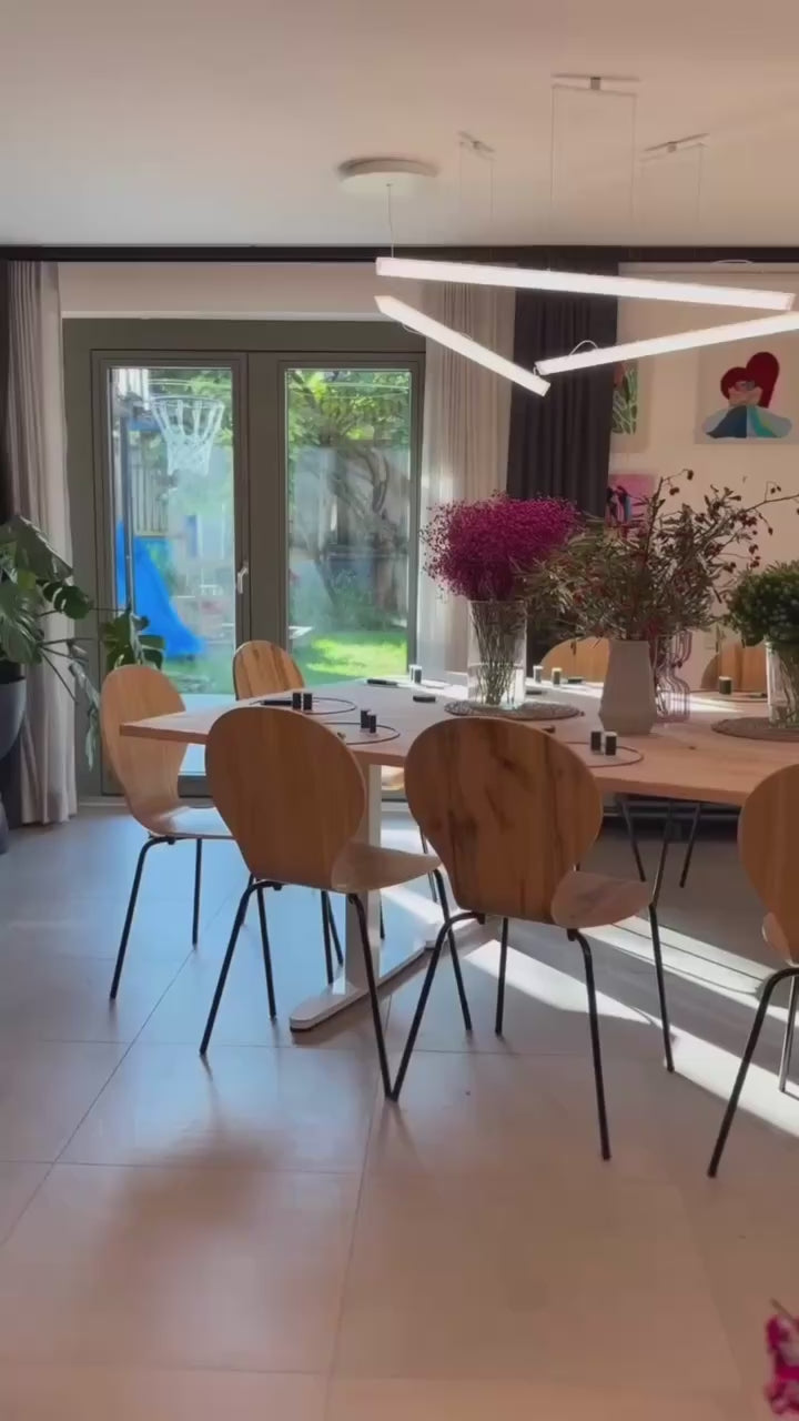 Video-Einblick in den StraightCurls Workshop: Das haptische Erschaffen langlebiger floraler Designobjekte aus einer Kombination von Frisch- und Trockenblumen.