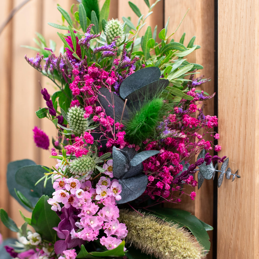 Makroaufnahme der Texturen und Farben eines floralen Unikats von StraightCurls.