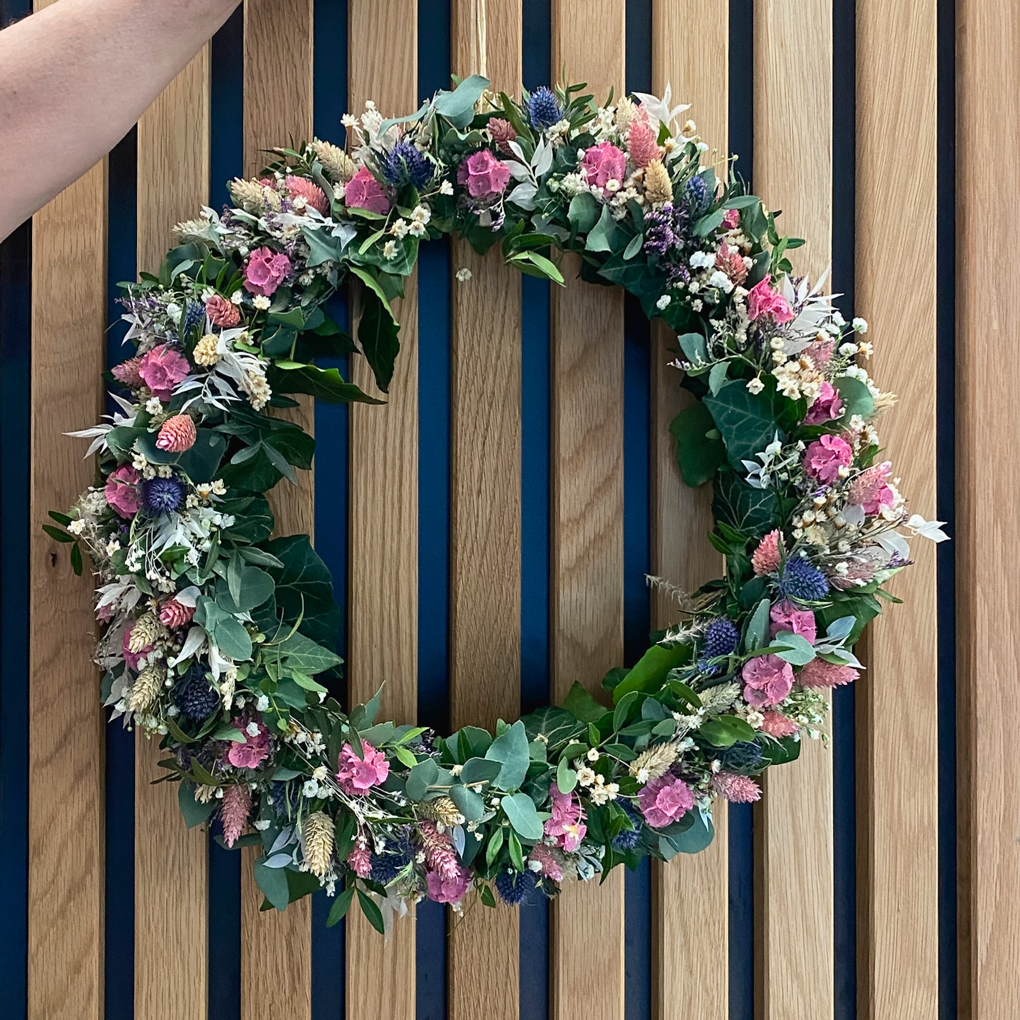 Üppiger runder Blumenkranz aus frischen und getrockneten Blüten von StraightCurls.