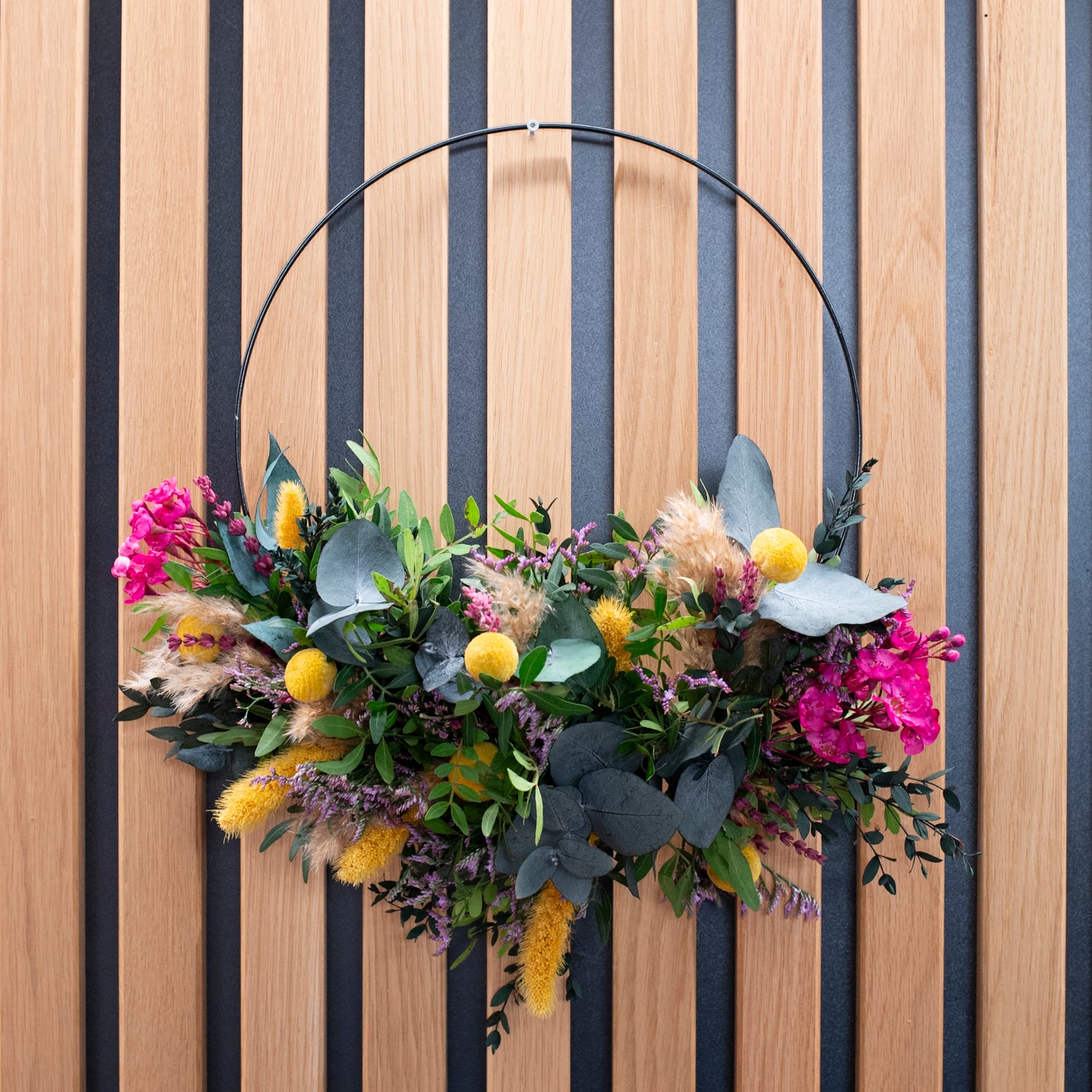 Kontrastreiches florales Design in Gelb und Pink auf einem schwarzen Metallring von StraightCurls.