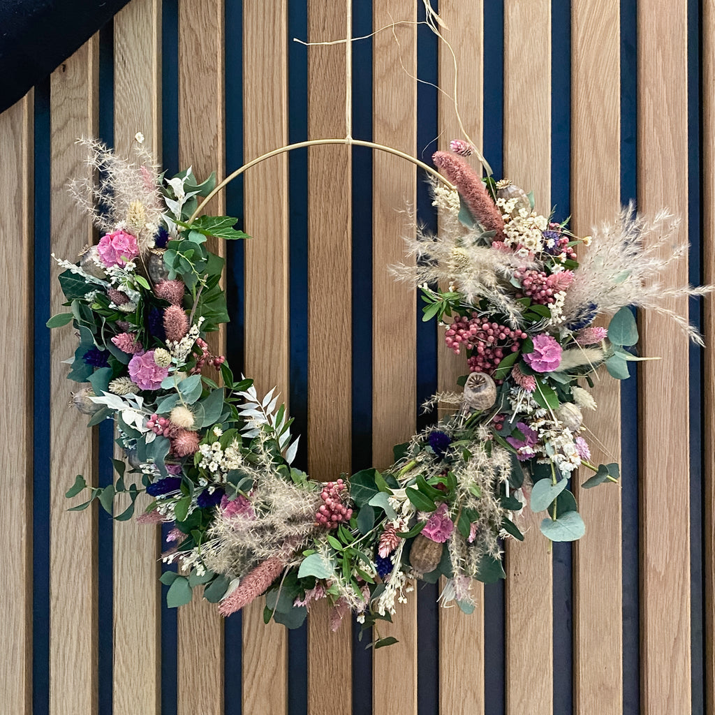 Zarter Blumenkranz auf Goldring mit rosa Blüten und Trockengräsern von StraightCurls.
