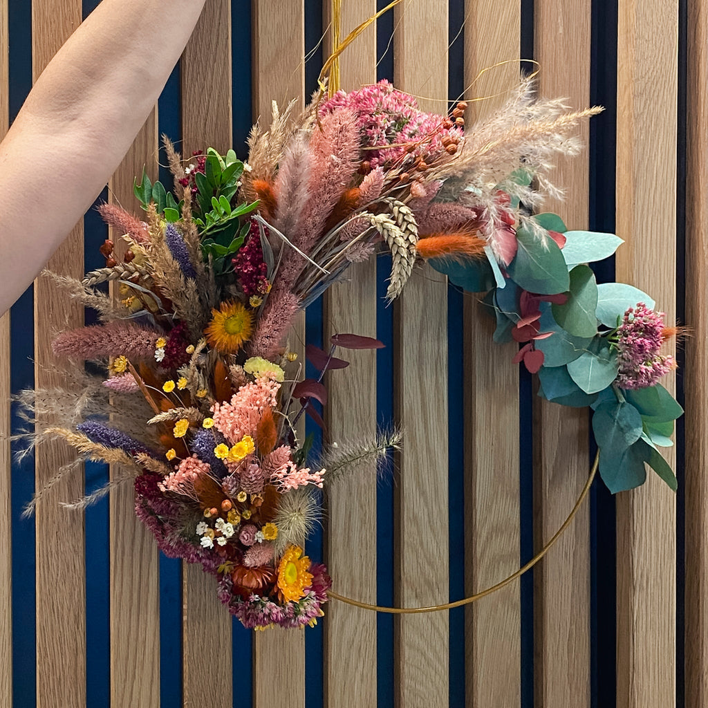 Moderner Halbkranz auf einem Goldring mit langlebigen Trockenelementen von StraightCurls.