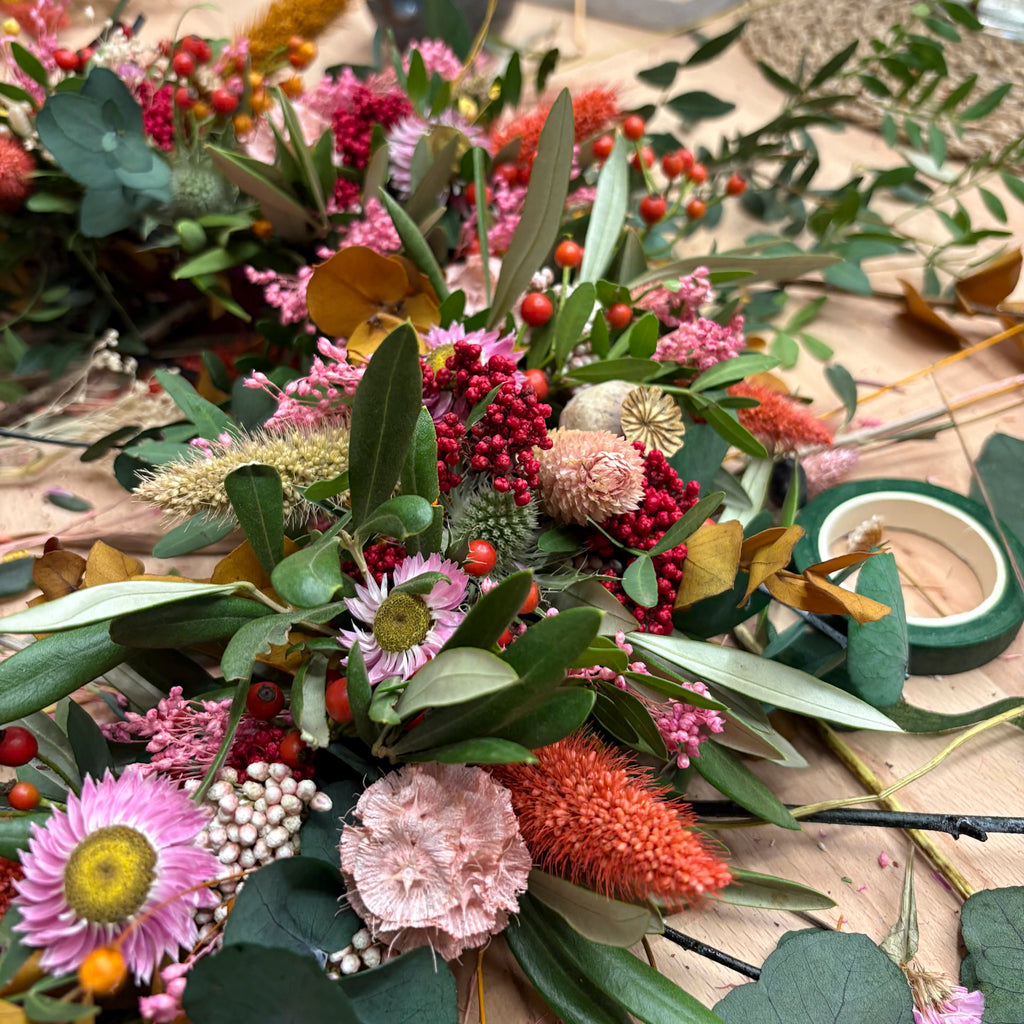 Detailansicht der hochwertigen Naturmaterialien und Beeren für die Kränze von StraightCurls.