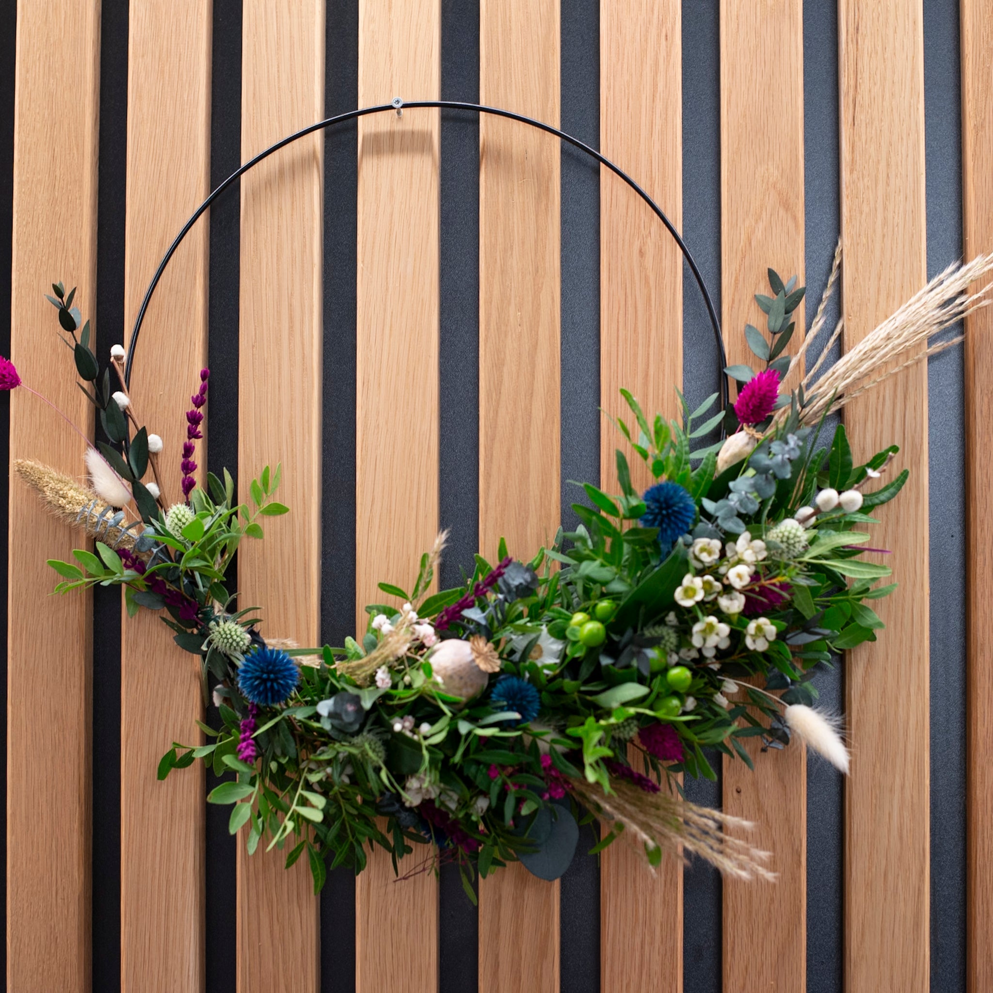 Minimalistischer Halbkranz auf einem schwarzen Metallring in Blau-Grün-Optik von StraightCurls.