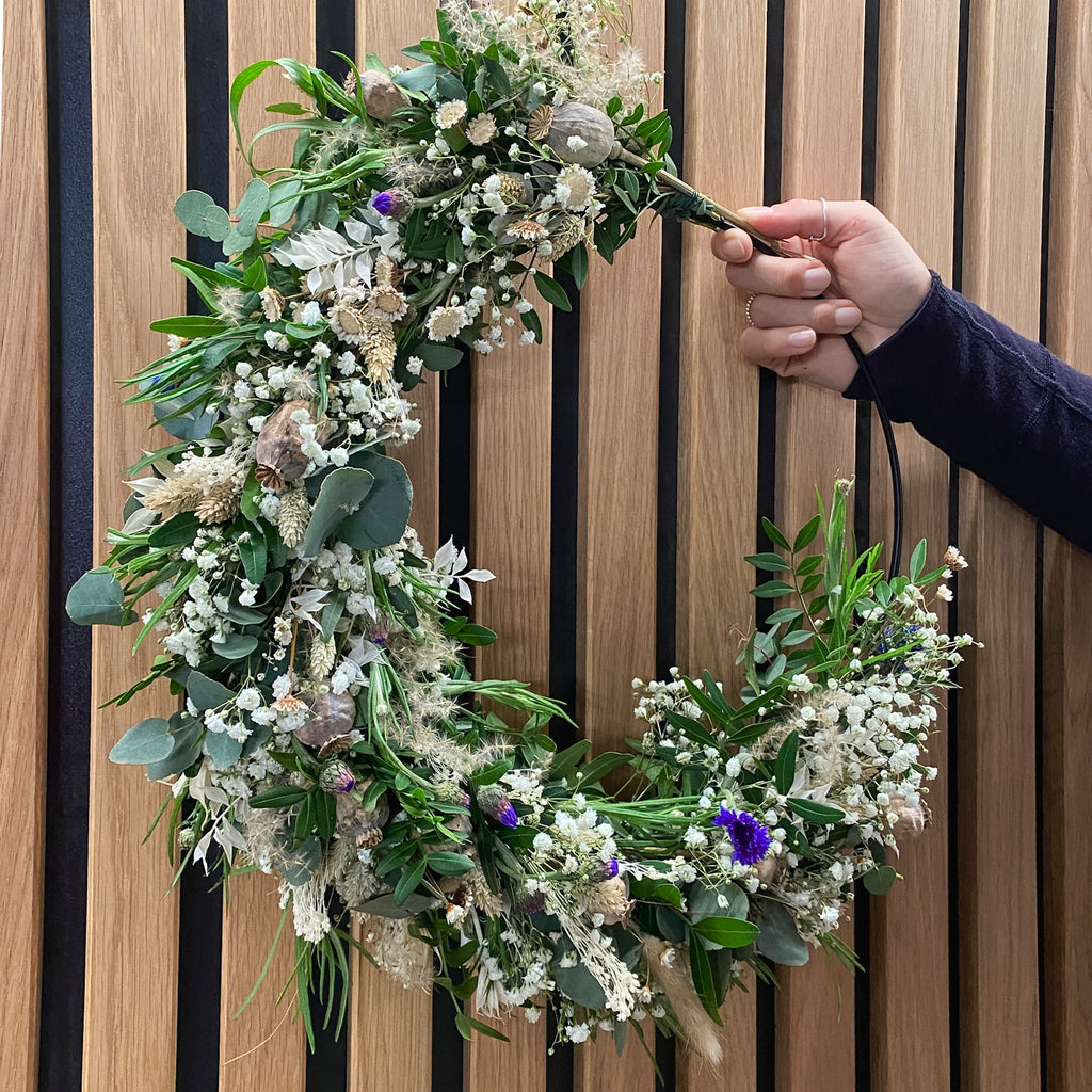 Hell gestalteter Blumenkranz mit Schleierkraut und Mohnkapseln aus dem StraightCurls Design-Atelier.