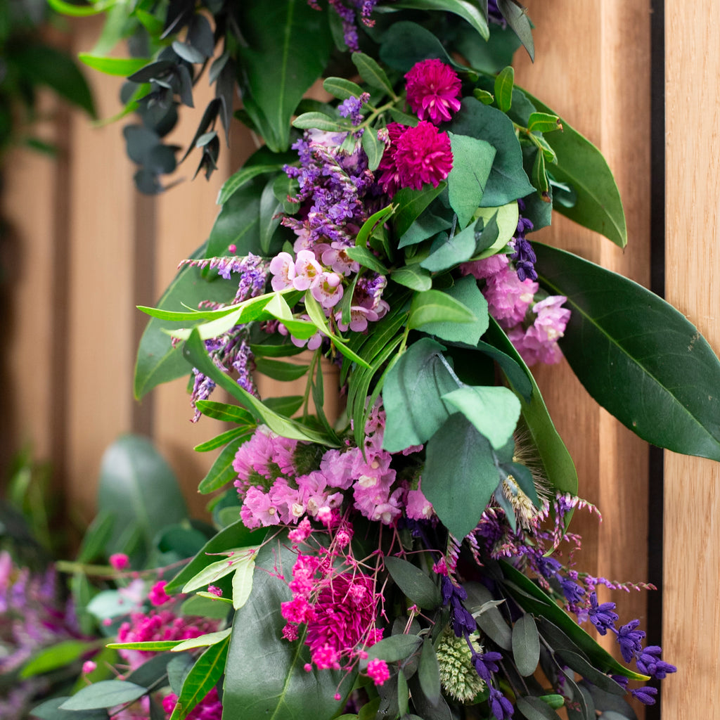 Fokus auf die feine Verarbeitung unterschiedlicher Trockenblumen im StraightCurls Design.