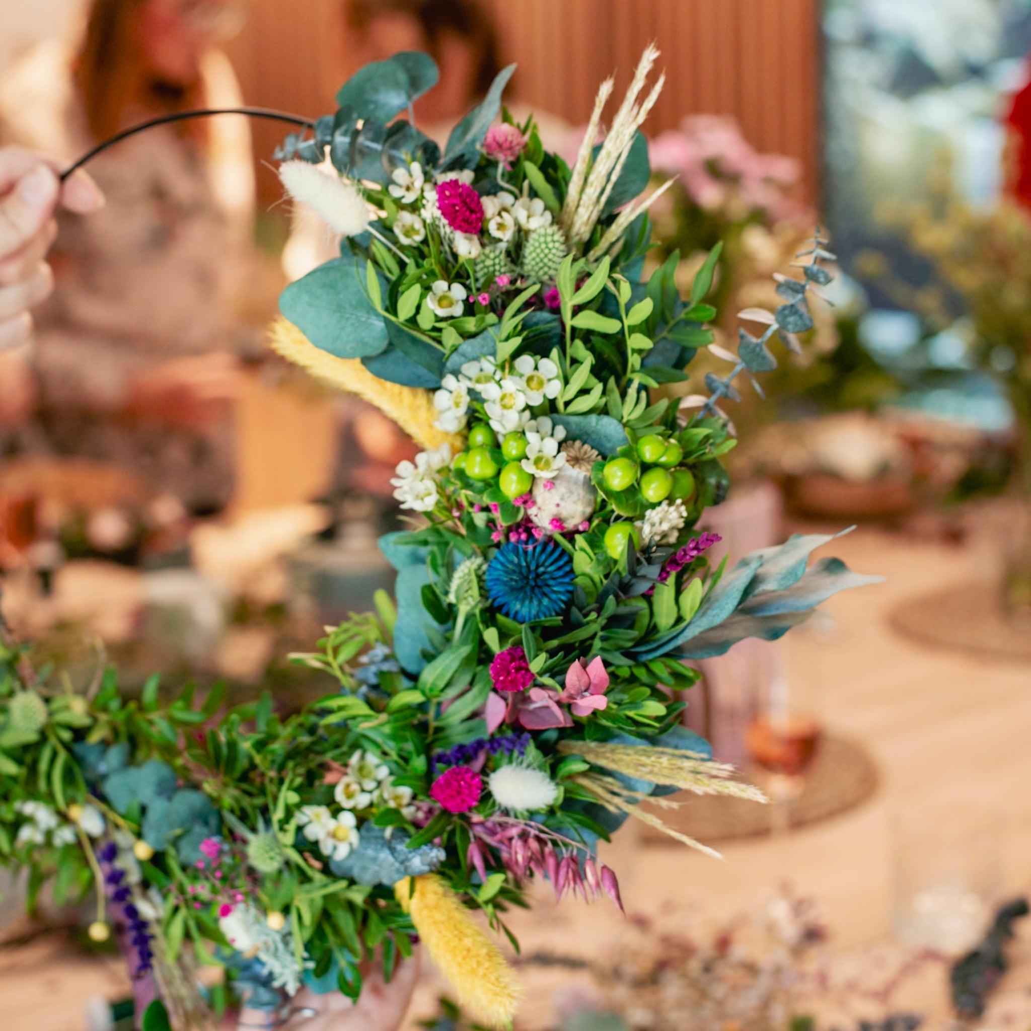 Detailaufnahme eines Entstehungsprozesses im StraightCurls Blumenkranz Workshop.