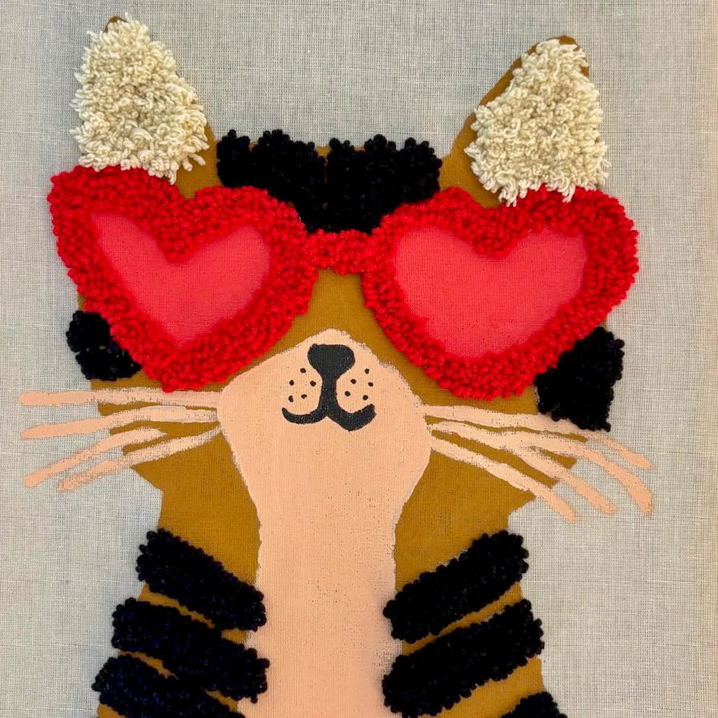 Punch Needle meets Acryl Workshop FFB Emmering by StraightCurls: Textilkatze mit schwarzen Streifen & roter Herz-Sonnenbrille.