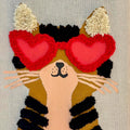 Punch Needle meets Acryl Workshop FFB Emmering by StraightCurls: Textilkatze mit schwarzen Streifen & roter Herz-Sonnenbrille.