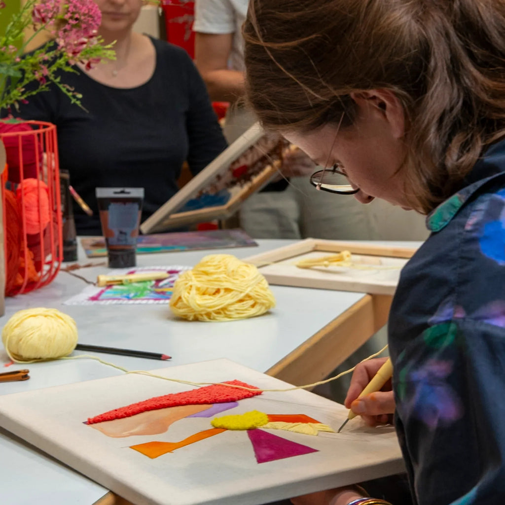 Beim Punch Needle meets Acryl Workshop FFB Emmering von StraightCurls kreiert jemand ein lebendiges Garndesign.