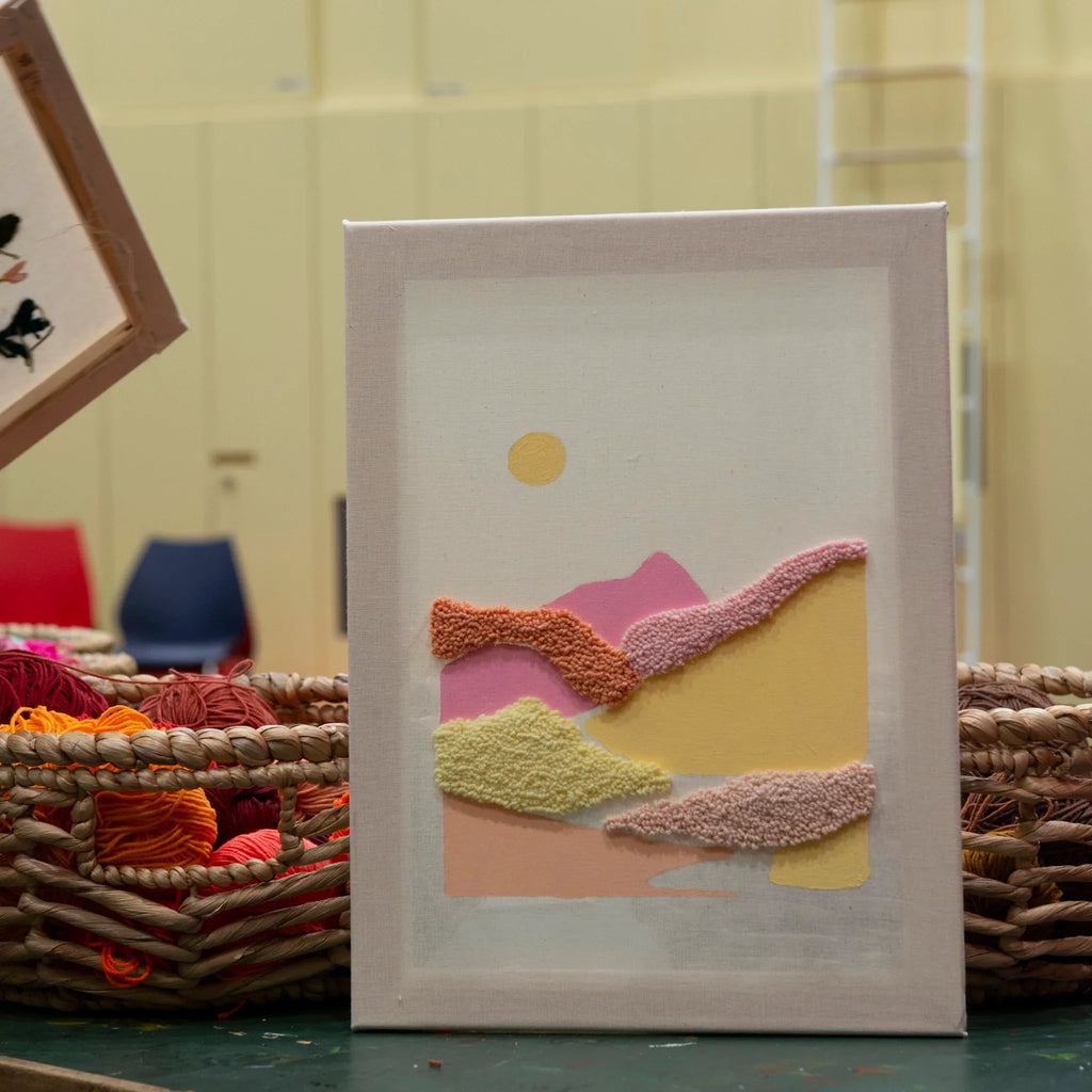 Ein Punch Needle-Kunstwerk von StraightCurls aus dem Punch Needle meets Acryl Workshop FFB Emmering liegt in der Nähe von Garn.