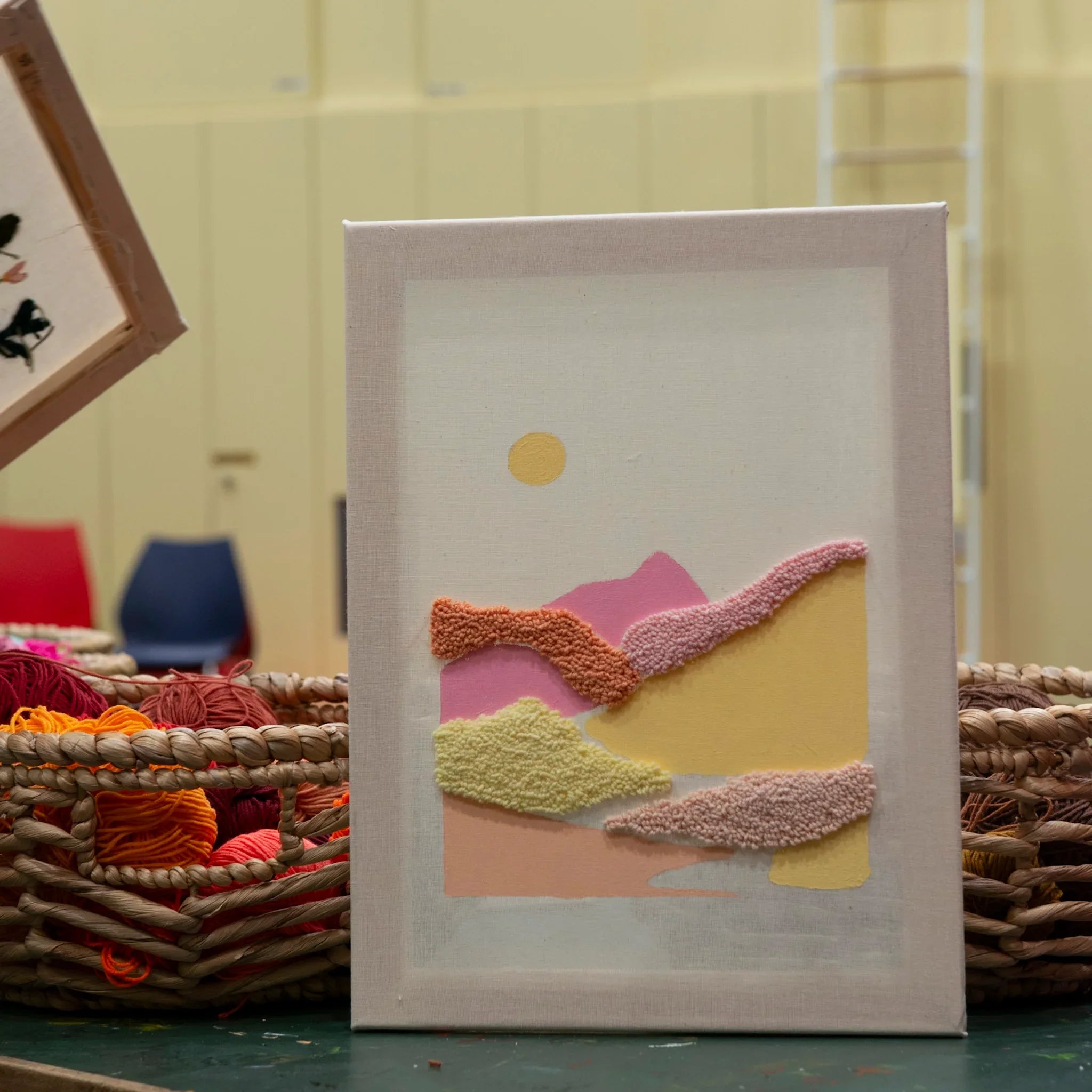 Ein Punch Needle-Kunstwerk von StraightCurls aus dem Punch Needle meets Acryl Workshop FFB Emmering liegt in der Nähe von Garn.