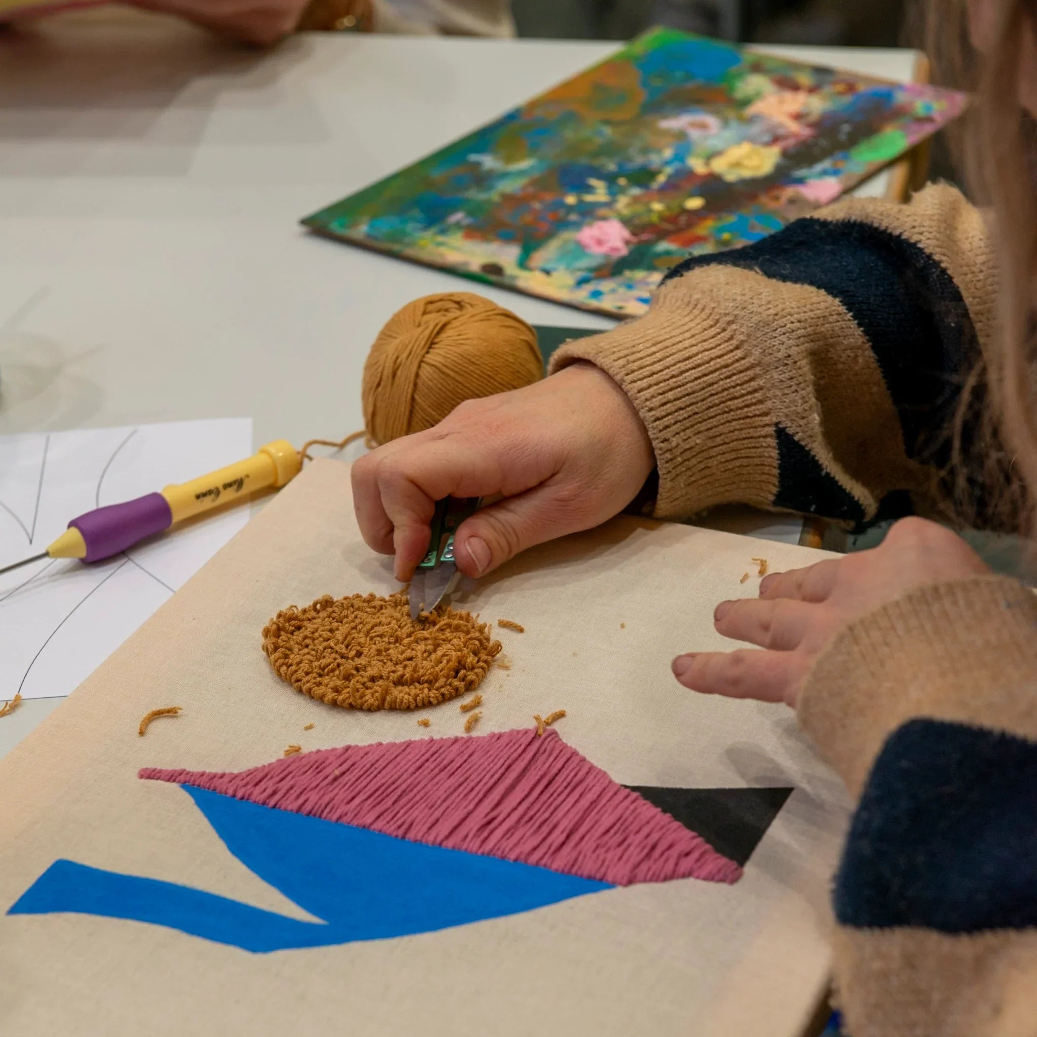 Mit der Punch Needle meets Acryl Workshop FFB Emmering von StraightCurls entstehen strukturierte Stickereien auf Stoff.