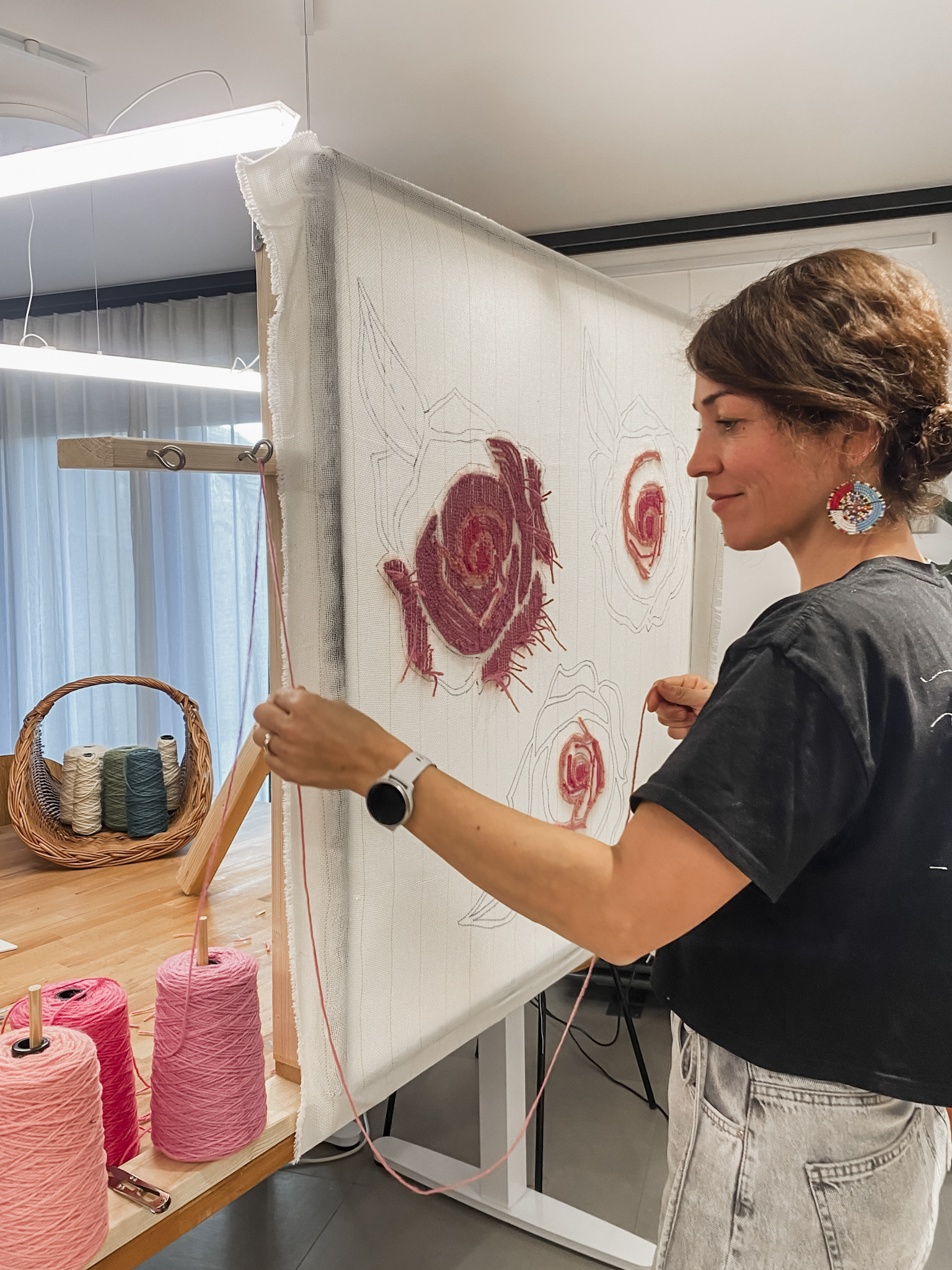 Helles Atelier in der Nähe Emmering mit Frau vor Tufting Rahmen und Wolle im Workshop bei StraightCurls – kreative Workshops in München FFB
