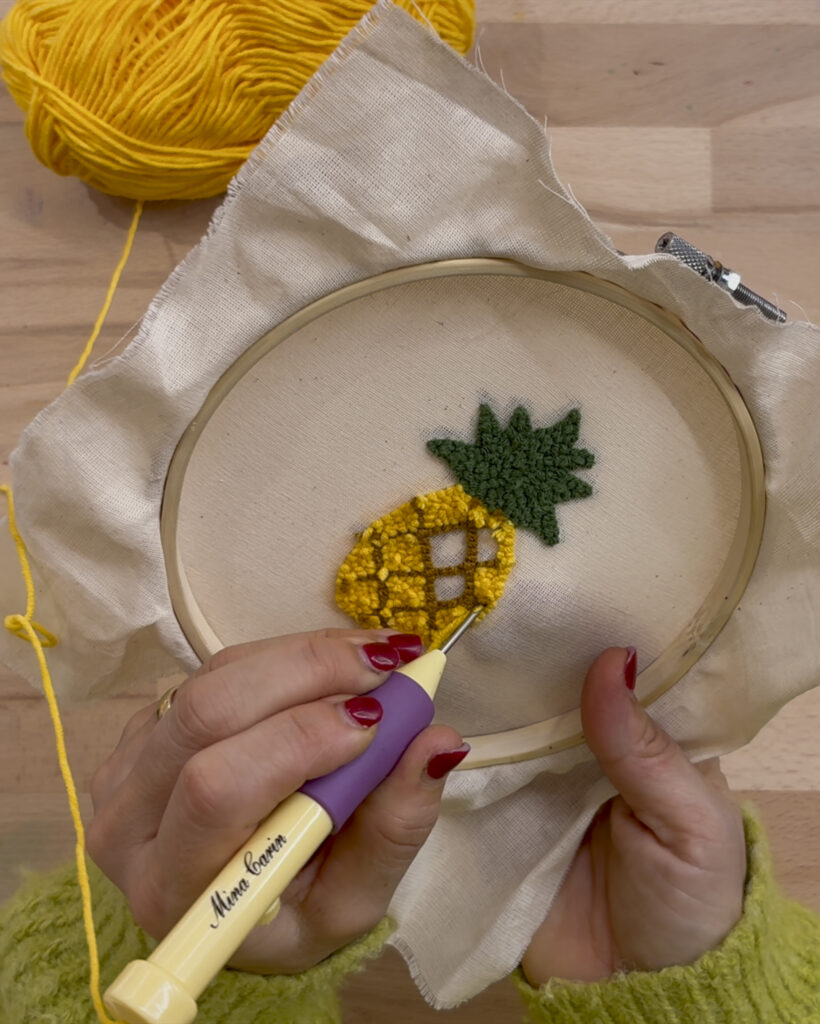 Punch Needle Ananas im Stickrahmen – Detailaufnahme aus dem Workshop bei StraightCurls in München FFB
