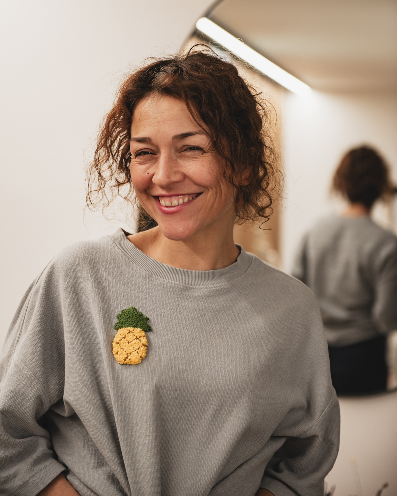 Punch Needle Patch mit Ananas auf T-Shirt – getragen von Hülya Pfisterer im Workshop bei StraightCurls in München FFB