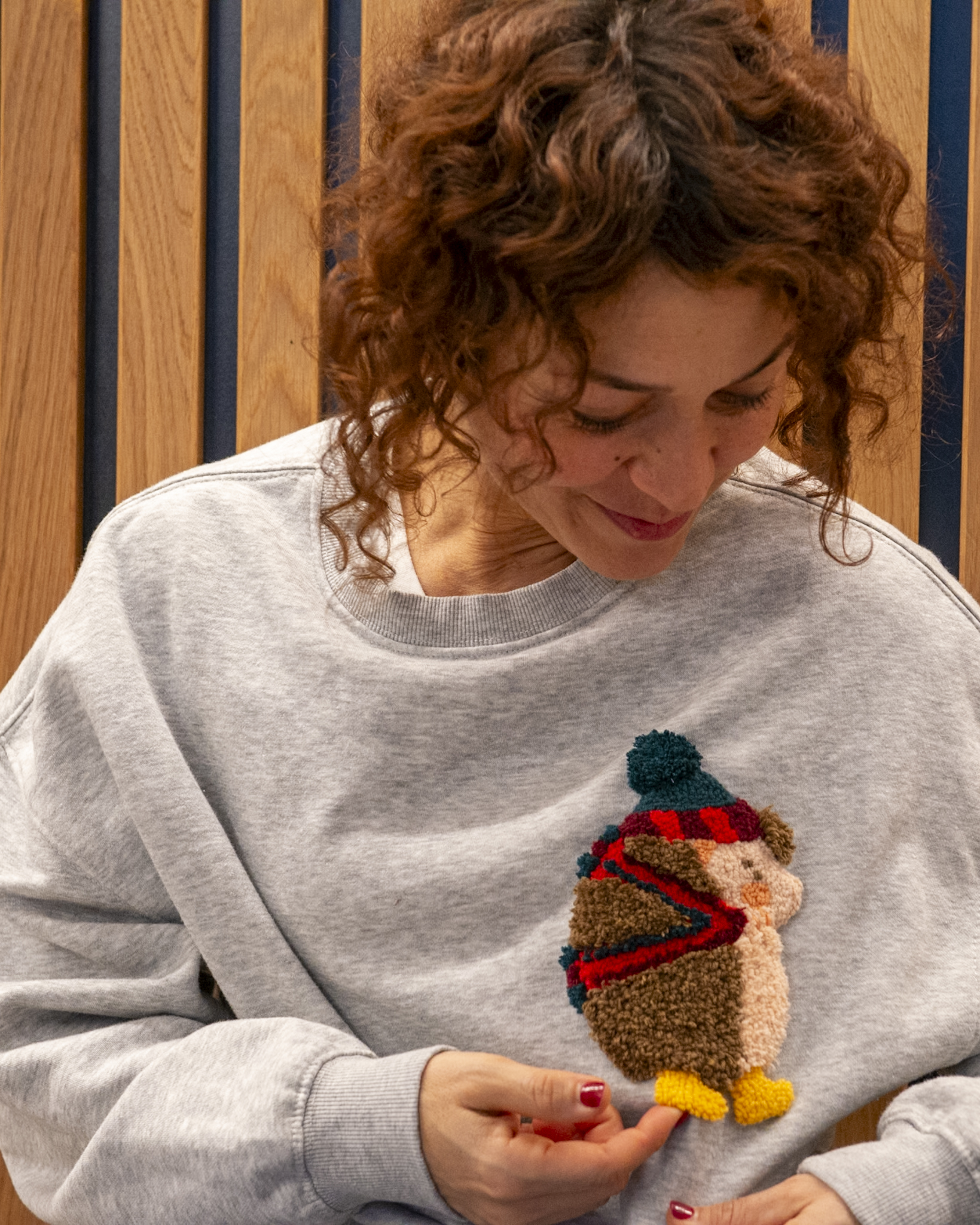 Punch Needle Patch mit Igel auf Sweatshirt Pulli – getragen von Hülya Pfisterer im Workshop bei StraightCurls in München FFB