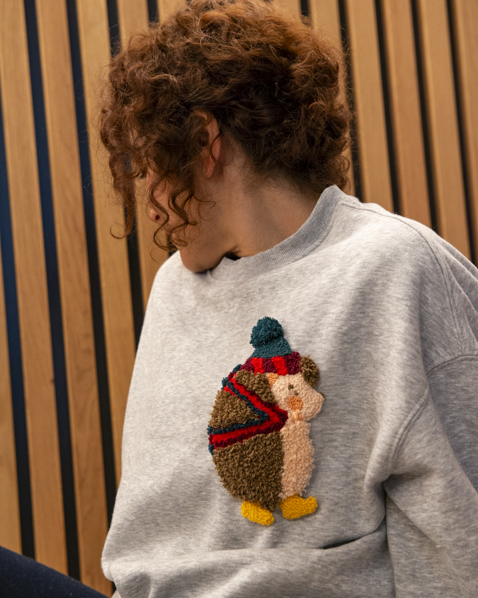 Punch Needle Patch mit Igel auf Sweatshirt Pulli – Workshop bei StraightCurls in München FFB
