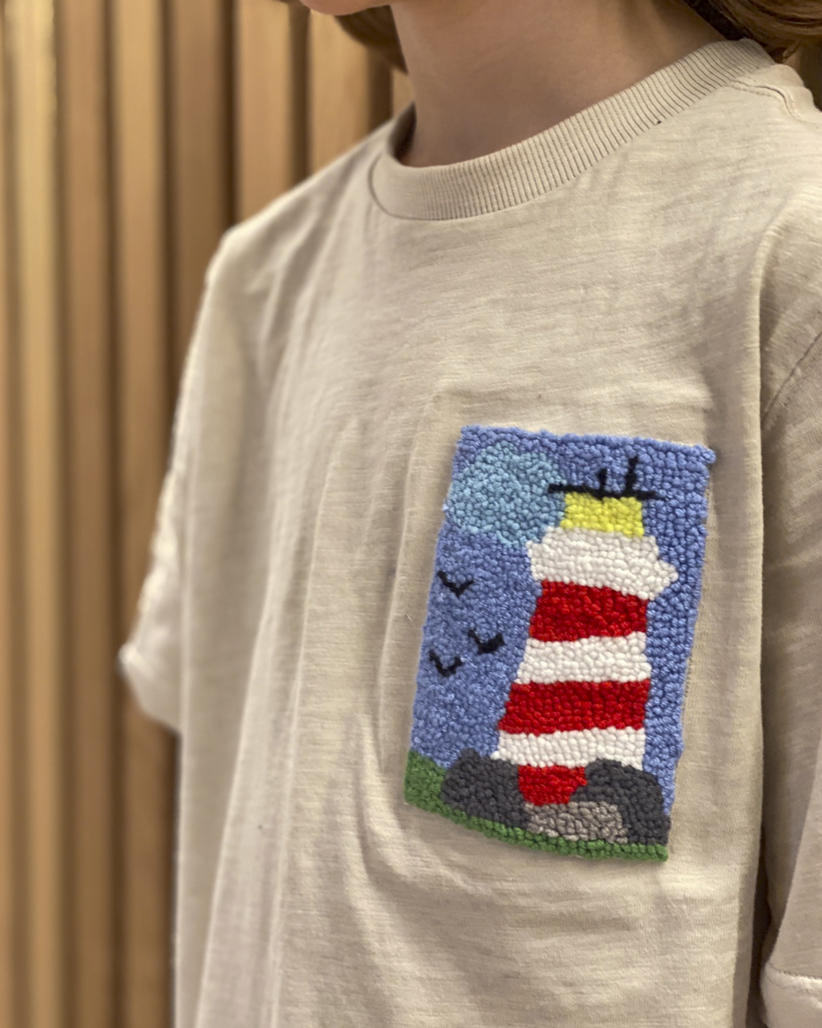 Punch Needle Patch mit Leuchtturm auf Kinder-T-Shirt – Workshop bei StraightCurls in München FFB